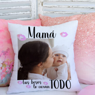 Cojín personalizado "Mamá tus besos lo curan todo"